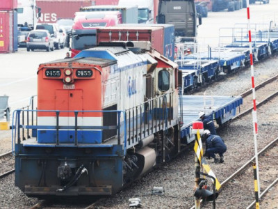 Công nhân đường sắt thuộc công đoàn hoãn kế hoạch đình công; dịch vụ tàu hỏa vẫn hoạt động theo lịch trình bình thường.