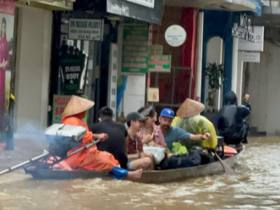 Nhiều nơi ở Huế ngập sâu trong mưa lũ